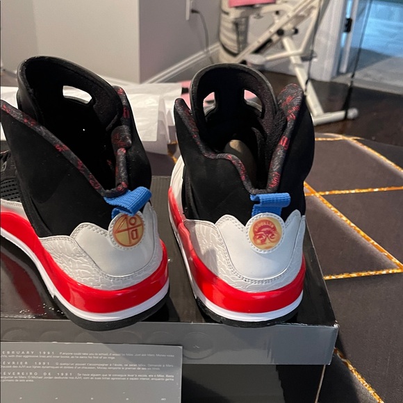 Jordan Spizike Black and Infrared Sneakers - Picture 4 of 11